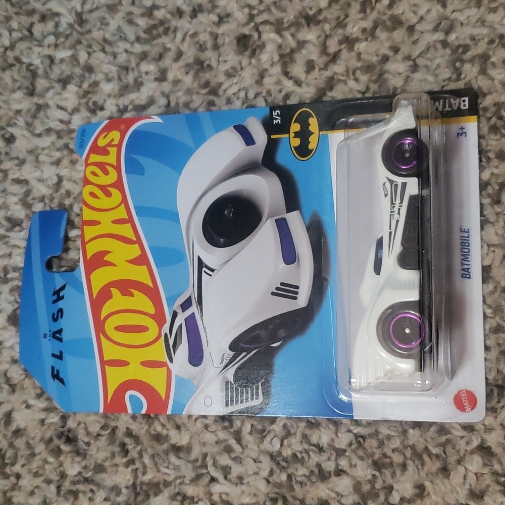 Hot wheels batmobile batman 3/5 white